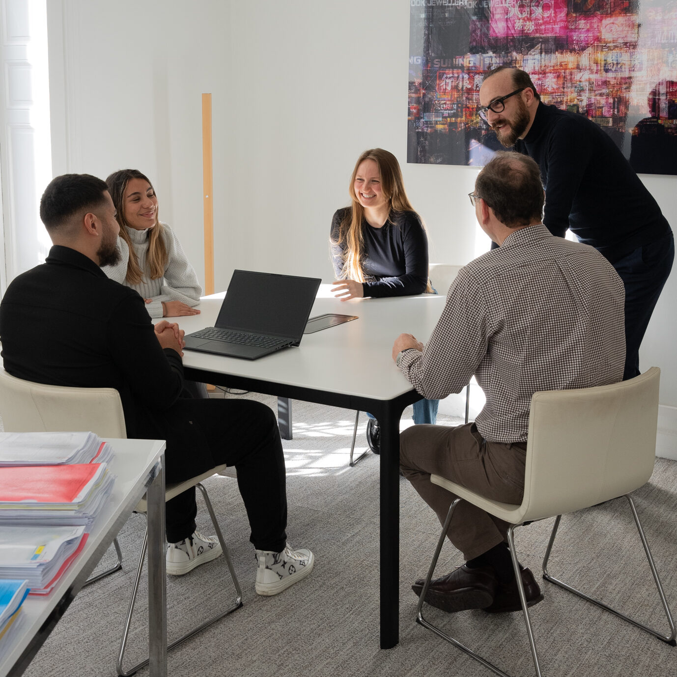 Image de l'équipe qui représente l'entreprise Hercule, en plein brainstorming - Hercule